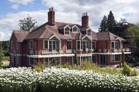 Hollywood-Kollege Tom Cruise erstand 2006 gemeinsam mit seiner damaligen Frau Katie Holmes dieses gemütliche Landhaus in Wes...
