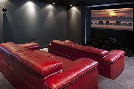 Was darf im Haus eines Schauspielers natürlich nicht fehlen? Ein Heimkino!