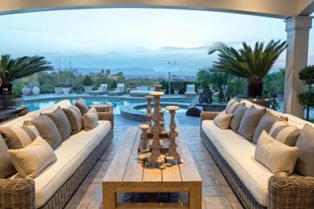Ebenso beeindruckend wie der Innenbereich ist auch die Terrasse mit dazugehöriger Poollandschaft und Blick auf die Stadt.