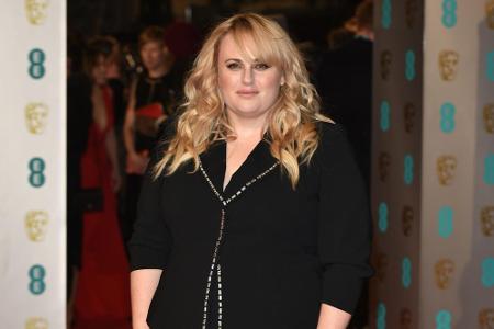 Gleiches gilt für Rebel Wilson. Respekt dafür! Ein komplett bodenlanges Kleid wäre dennoch vielleicht besser gewesen.