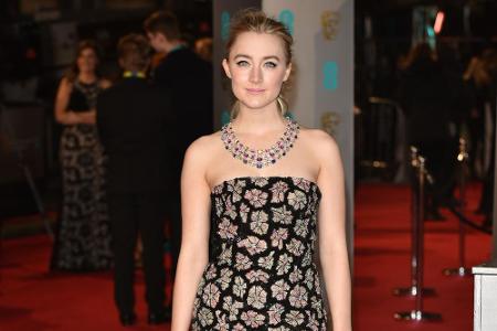 Der Stoff des Kleides von US-Schauspielerin Saoirse Ronan hätte auch gut eine Tapete oder einen Teppich abgeben können.