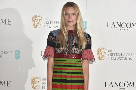 Dree Hemingway ist Schauspielerin und Model und dennoch wählte auch sie einen wenig figurschmeichelnden Hippie-Look für ihre...