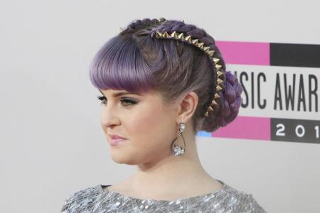 Auch extravagante Frauen kommen mit dem Braid-Hairstyle auf ihre Kosten: Kelly Osbourne verfeinert ihre Frisur mit coolen Ni...