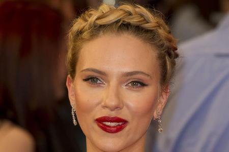 Verführerisch: Scarlett Johansson setzt auf Gretchenzopf in Kombination mit roten Lippen.