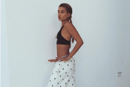 Bieber-Freundin Hailey Baldwin kombiniert geflochtene Zöpfe zu lässiger Jogginghose und Crop-Top.