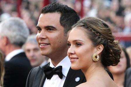 Jessica Alba setzt mit Mini-Zöpfchen bei dieser Hochsteck-Frisur stylische Akzente.