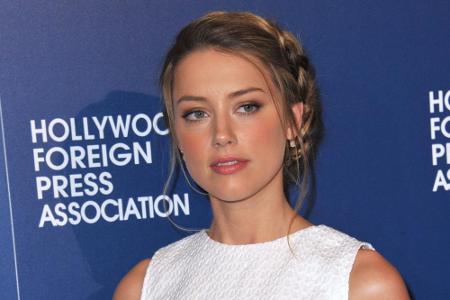 Johnny Depps Ehefrau und Schauspielerin Amber Heard bändigt ihre rote Mähne auf dem roten Teppich gerne mit verschiedenen Fl...