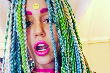 Wer es total ausgeflippt liebt, hält sich am besten an Miley Cyrus: Hier trägt die Sängerin knallbunte Rastazöpfe.
