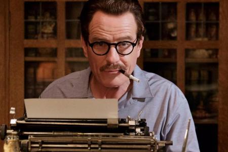 Drehbuch-Autor Dalton Trumbo (Bryan Cranston) ist vor den ach so patriotischen Männern wie Joseph McCarthy in Ungnade gefall...