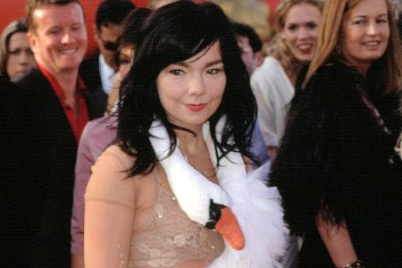 Bei den Oscars geht es um die Goldjungen - aber auch um das richtige Outfit. Manche Stars haben da aber auch schon danebenge...