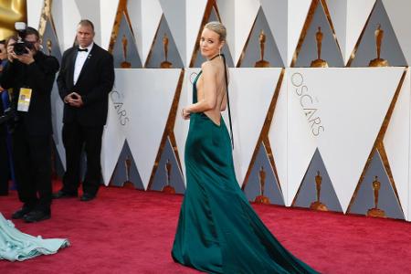 Rachel McAdams entzückte in Dunkelgrün, vor allem aber mit ihrem tiefen Rückenausschnitt.