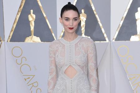 Und noch eine Elfe: Rooney Mara. Der Kontrast zwischen weißem Cut-out-Spitzenkleid und schwarzem Haar ist schon gewagt. Apro...