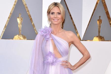 Auch die deutsche Entertainerin Heidi Klum kam als Elfe. Im lila-weißen One-Shoulder-Kleid aus Chiffon, verziert mit zwei Bl...