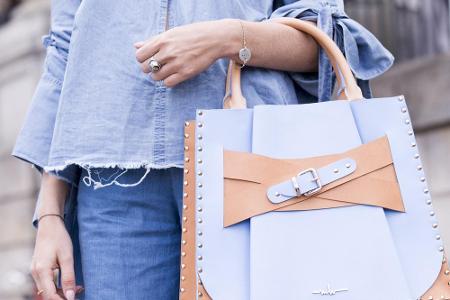 Sorgfältig ausgewählte Accessoires sind der Schlüssel zu einem teuer aussehenden Outfit! Vor allem Handtaschen aus steifem M...