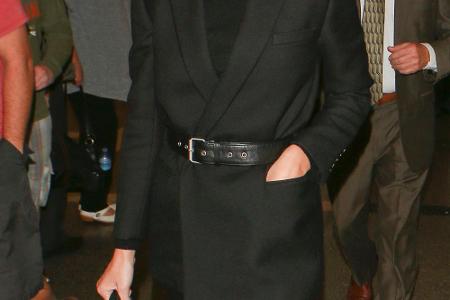 Fashionistas trimmen ihre Blazer und leichten Übergangsjacken jetzt mit einem Gürtel auf teuer. Das verleiht der Jacke nicht...