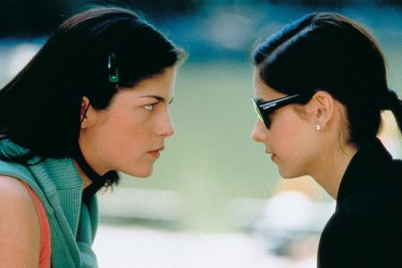Highlight im Film ist unbestritten der Kuss zwischen der naiven Cecile (Selma Blair, l.) und der intriganten Kathryn (Sarah ...
