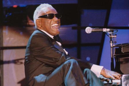 Soul-Legende Ray Charles (1930-2004) wurde im Laufe seiner Karriere ebenfalls mit 17 Grammys gewürdigt. Fünf davon bekam er ...