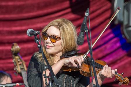 Die bisher erfolgreichste Frau in der Grammy-Geschichte ist Bluegrass-Musikerin Alison Krauss (44) mit 27 Grammys.
