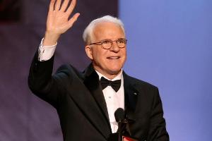 Comedian Steve Martin winkt glücklich während der Preisverleihung