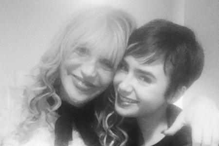 Treffen der Generationen: Courtney Love und Lily Collins verstehen sich blendend Treffen der Generationen: Courtney Love und Lily Collins verstehen sich blendend