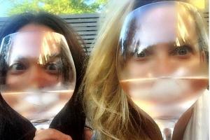Kate Hudson (re.) und ihre Freundin, die Stylistin Sophie Lopez, lassen es sich bei einem Glas Wein gutgehen