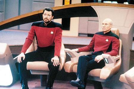 Kapitän Picard (Patrick Stewart, r.) kann sich stets auf seinen ersten Offizier William Riker (Jonathan Frakes) verlassen