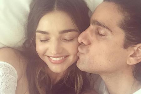 Miranda Kerr kuschelt mit Fotograf Sebastian Faena Miranda Kerr kuschelt mit Fotograf Sebastian Faena