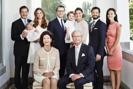 Als könnten sie kein Wässerchen trüben: Das schwedische Königspaar (vorne) mit den drei Kindern - Prinzessin Madeleine (2.v....