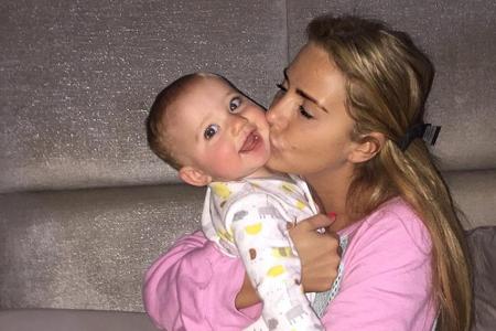 Katie Price postet gerne Mutter-Kind-Selfies mit ihrem Nachwuchs Katie Price postet gerne Mutter-Kind-Selfies mit ihrem Nachwuchs