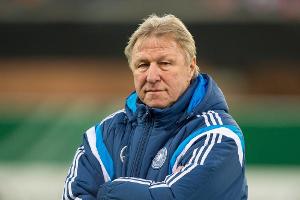 Horst Hrubesch in seinem Büro, dem Fußballplatz