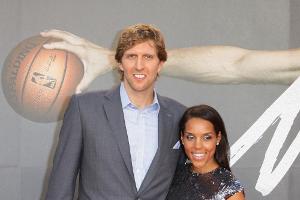 Dirk Nowitzki mit seiner Frau Jessica bei der Premiere seines Films "Nowitzki - Der perfekte Wurf" im September 2014