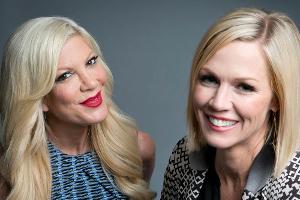 Die "Beverly Hills, 90210"-Stars Tori Spelling (links) und Jennie Garth