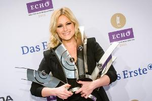 Zwei Arme voll Trophäen: Helene Fischer war auch beim Echo 2015 die große Gewinnerin