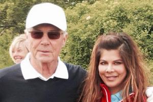 Indira Weis und Franz Beckenbauer posieren bei einem Charity-Golftunier gemeinsam vor der Kamera