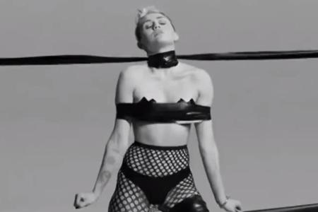 Miley scheint sich in ihrem Bondage-Outfit richtig wohlzufühlen