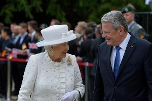 Queen Elizabeth II. unterhält sich angeregt mit Bundespräsident Joachim Gauck