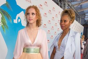 Anna Ermakova und ihre Mutter Angela auf dem roten Teppich