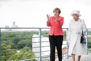 Angela Merkel und Queen Elizabeth II. genießen die Aussicht des Bundeskanzleramts