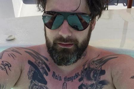 Chillen im Pool: Sido macht Urlaub Chillen im Pool: Sido macht Urlaub