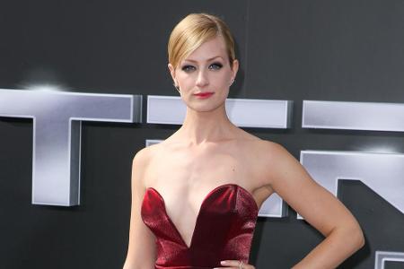 Lady in Red: Beth Behrs lässt bei der Premiere von Lady in Red: Beth Behrs lässt bei der Premiere von