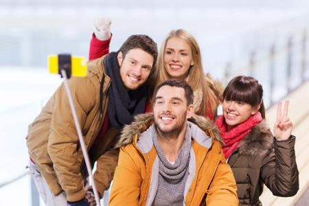 Selfie-Stangen: Großer Spaß für die Einen, ein Ärgernis für die Anderen Selfie-Stangen: Großer Spaß für die Einen, ein Ärgernis für die Anderen