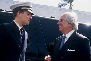 "Catch Me If You Can": Hochstapler Frank Abagnale Jr. (Leonardo DiCaprio) gibt sich mit gestohlener Uniform als Pilot aus