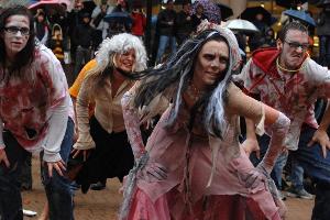 Beim "Thrill The World"-Event stellen jedes Jahr tausende Zombie-Tänzer auf der ganzen Welt die "Thriller"-Choreografie nach