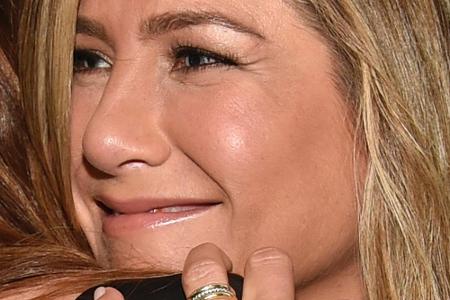 Jennifer Anistons Finger ziert ein goldener Diamantring
