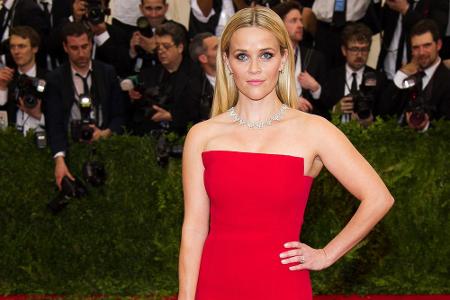 Knalliges Rot statt traurigem Schwarz: Reese Witherspoon steht auf Farbe