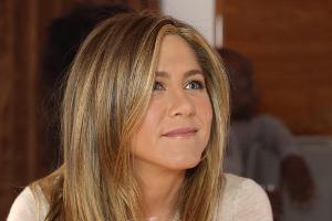 Skurriler Clip: Jennifer Aniston geht im Bademantel auf Reisen