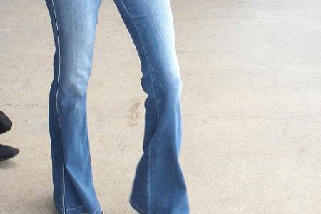 Die Schlaghose kann als klassische Jeans oder in anderen Varianten getragen werden