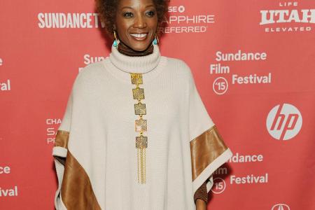 Yolanda Ross zeigt, wie man einen Poncho richtig trägt