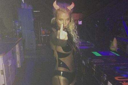 Am Donnerstag war Britney Spears' Kleid noch ganz - aber kleine Gesten bestraft der liebe Gott vielleicht sofort Am Donnerstag war Britney Spears' Kleid noch ganz - aber kleine Gesten bestraft der liebe Gott vielleicht sofort