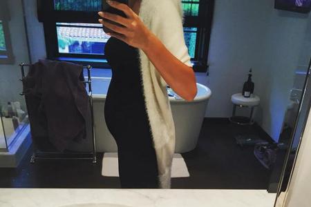 Model Chrissy Teigen posiert mit Babybauch Model Chrissy Teigen posiert mit Babybauch